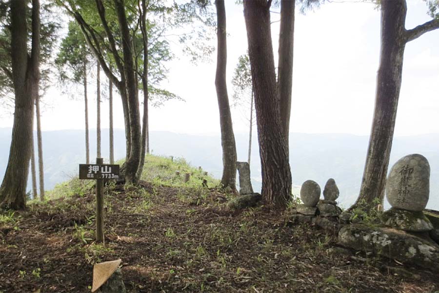 （山頂）頂上はちょっとした広場